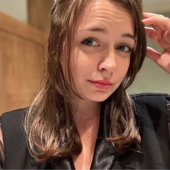 Meet your Posher, Holly! - Picture 1 of 4